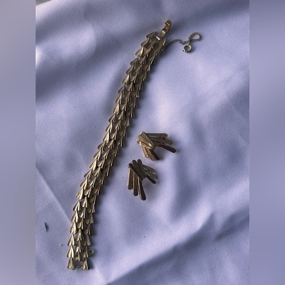 1950s Crown Trifari set gold bracelet with safety & clip on earrings rare - Picture 4 of 8